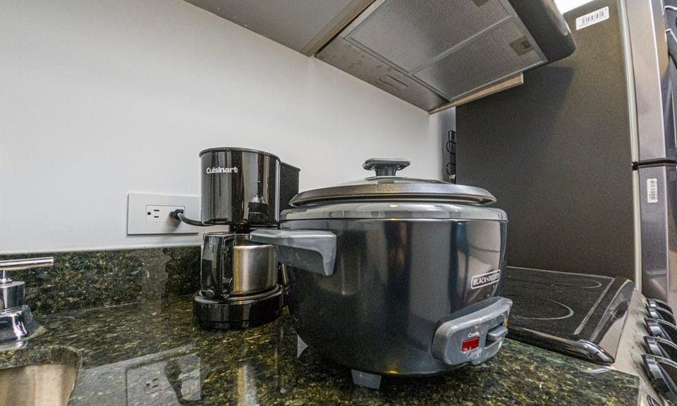 Studio te ofrece : Olla arrocera, coffe maker, licuadora.

Studio offers you: Rice cooker, coffee maker, blender.
