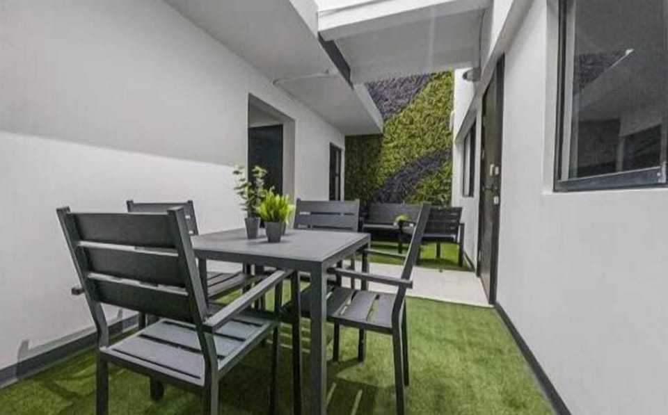 Disfruta de un almuerzo o un café fuera del Studio.

Enjoy lunch or coffee outside the Studio.