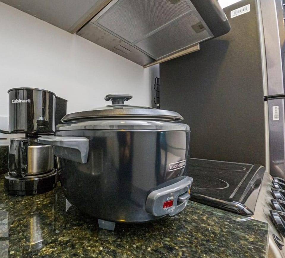 Studio te ofrece : Olla arrocera, coffe maker, licuadora.

Studio offers you: Rice cooker, coffee maker, blender.