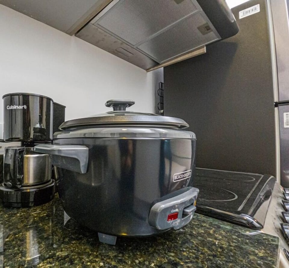 Studio te ofrece : Olla arrocera, coffe maker, licuadora.

Studio offers you: Rice cooker, coffee maker, blender.