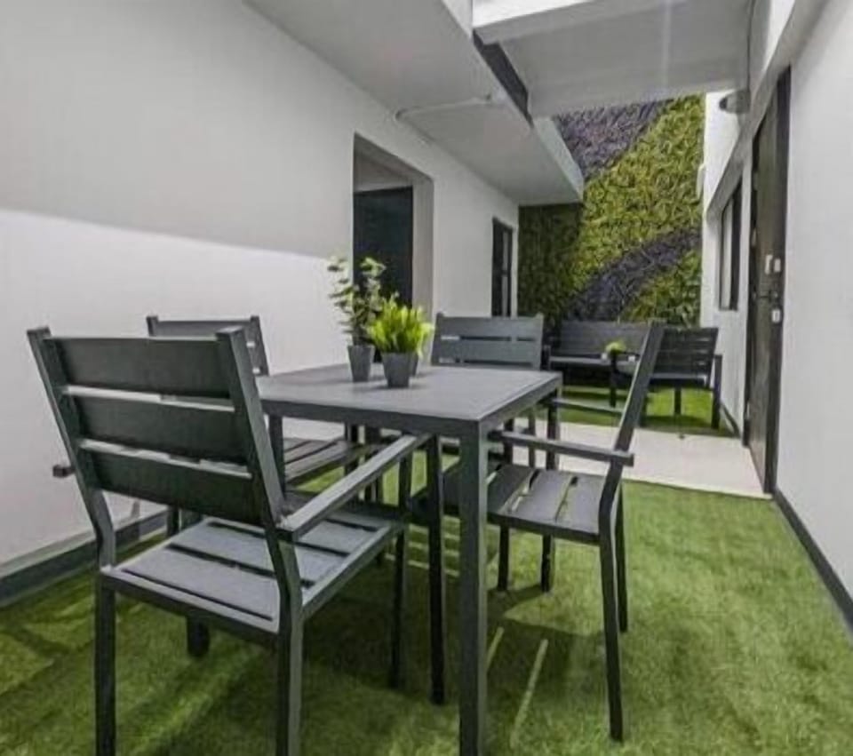 Disfruta de un almuerzo o un café fuera del Studio.

Enjoy lunch or coffee outside the Studio.