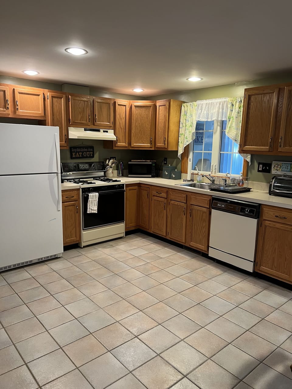 Spacious eat-in kitchen
