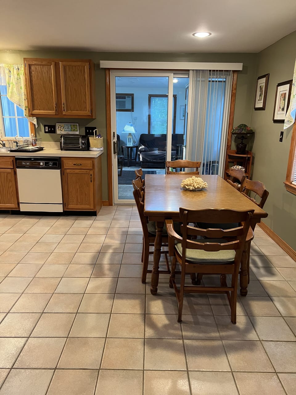 Spacious eat-in kitchen