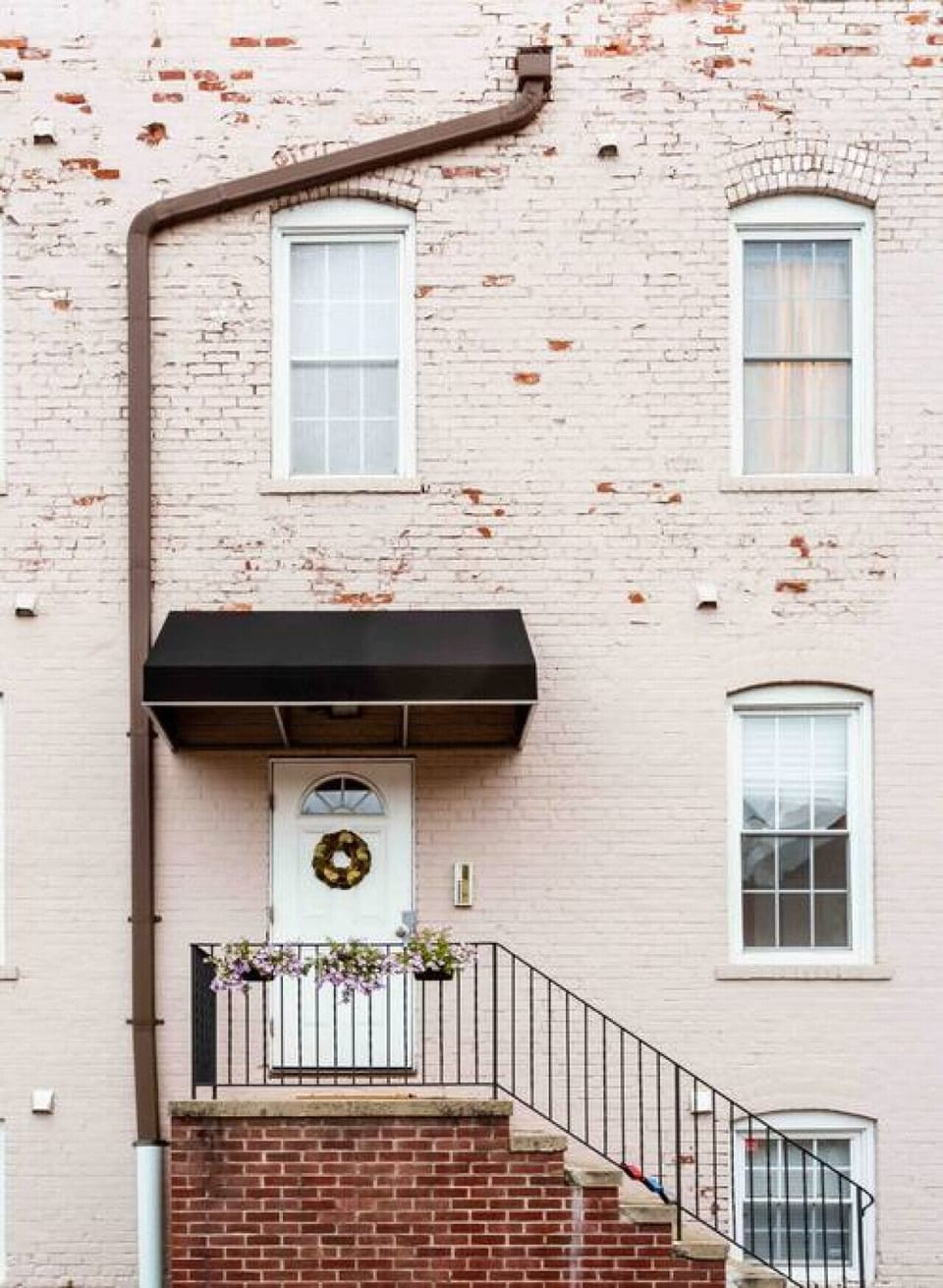 Downtown New Haven Vacation Rental Near Yale – Enjoy a centrally located stay just two blocks from the New Haven Green, with a private east-lot entrance ensuring minimal hallway traffic for enhanced privacy and comfort.