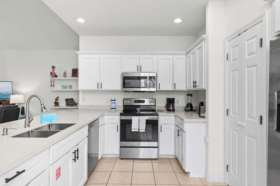 Full stocked new remodeled kitchen!