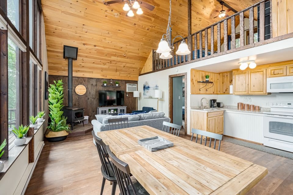 Share food and drink around the dining table with all the kitchen supplies needed for a great meal