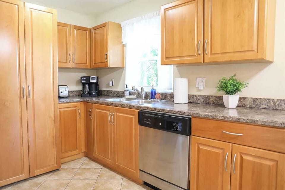 Fully equipped kitchen, with two coffee options - drip or kcup in Sunnyside Palms vacation rental, Fountains of Largo Condo.