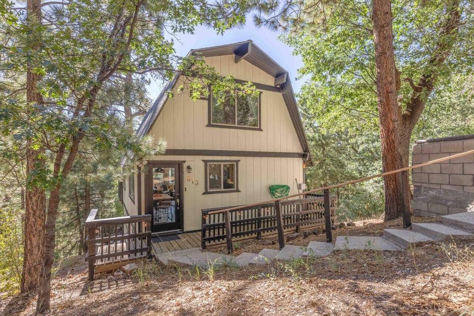 Gambrel cabin juste steps to the trails and 5 minutes from the zoo