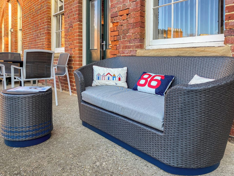 Sitting-out-area | The Tap Room, Freshwater