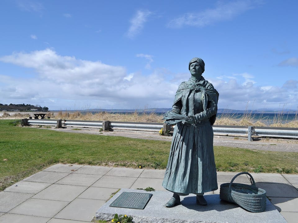 Fisherwife statue, Nairn