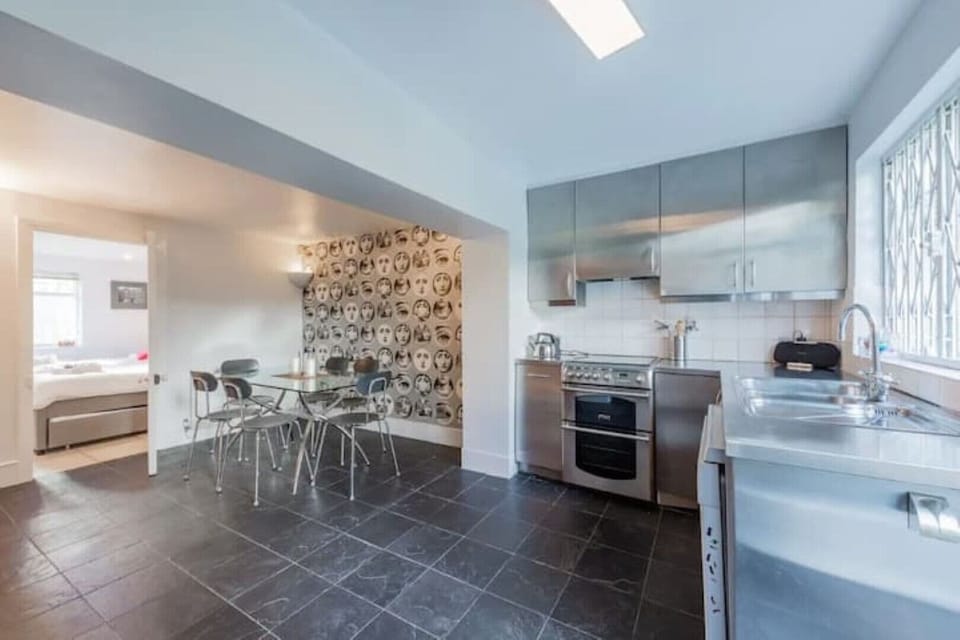 Dining & Kitchen Area