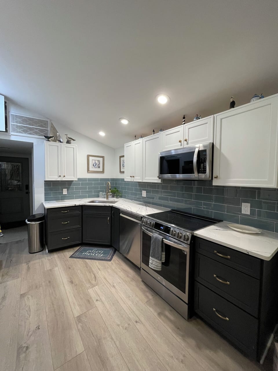 Beautiful kitchen all newer appliances installed in 2023.