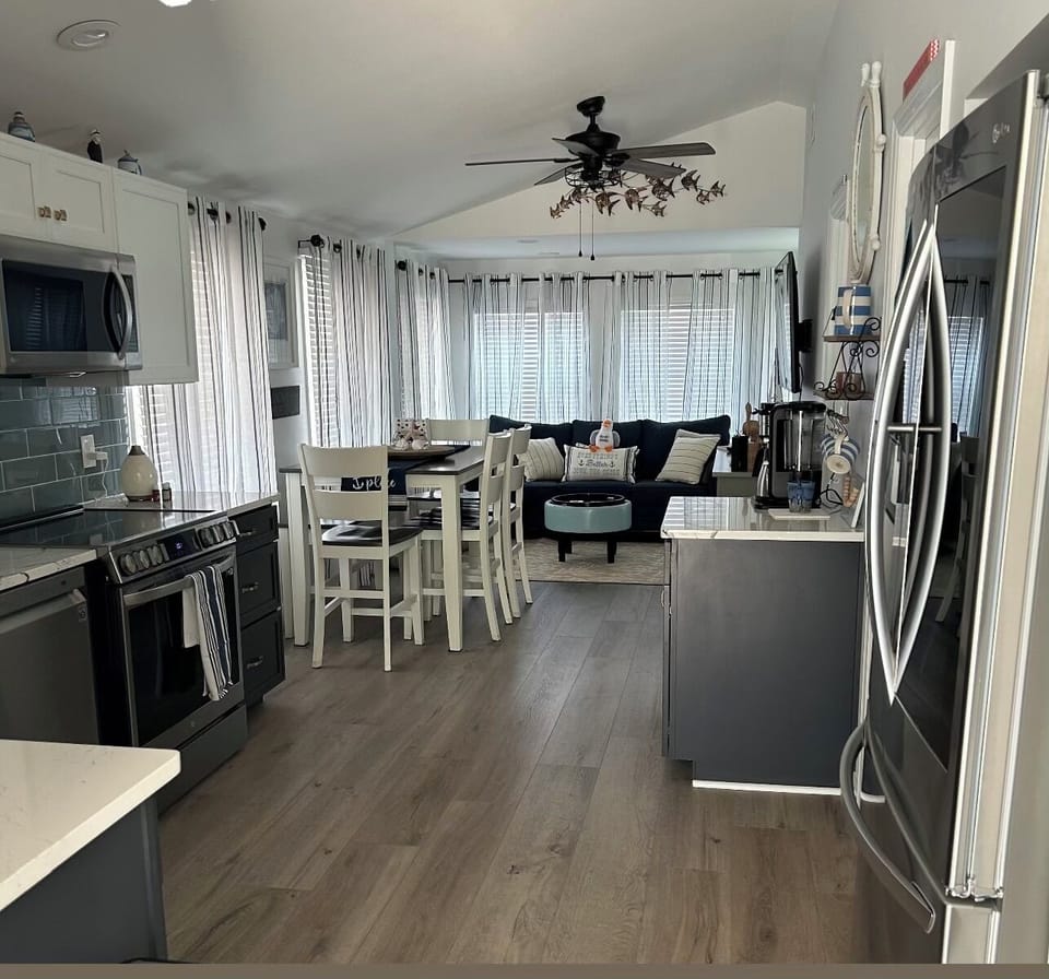 Full size kitchen and full size appliances