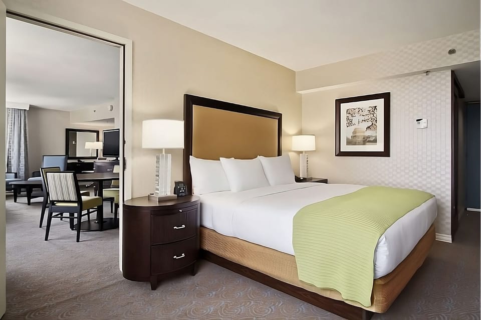 Unit with 1 King size bed. Exact unit will be assigned upon arrival. Views, colors and decor may vary.