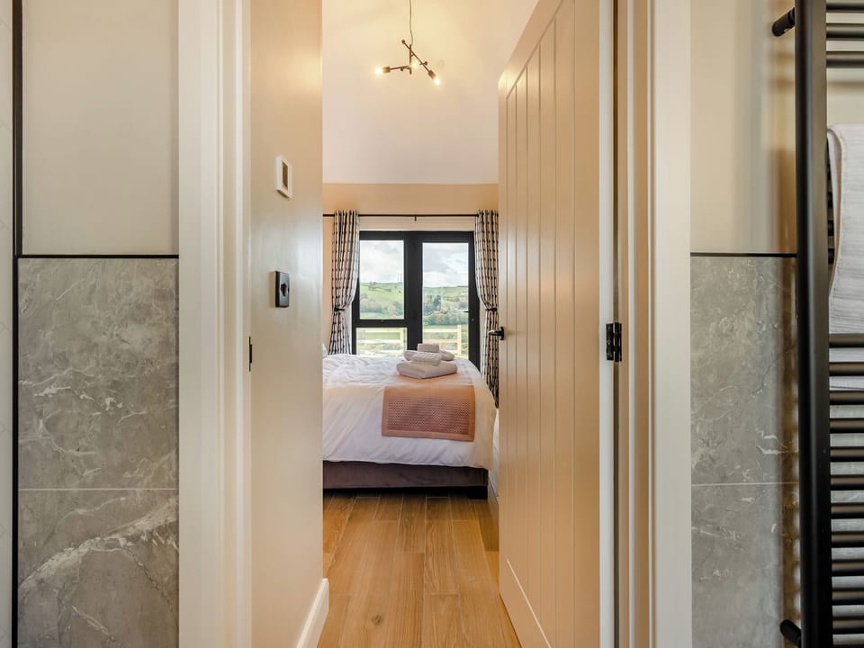 Bathroom | The Lara - Pentre Lodges, Pentre
