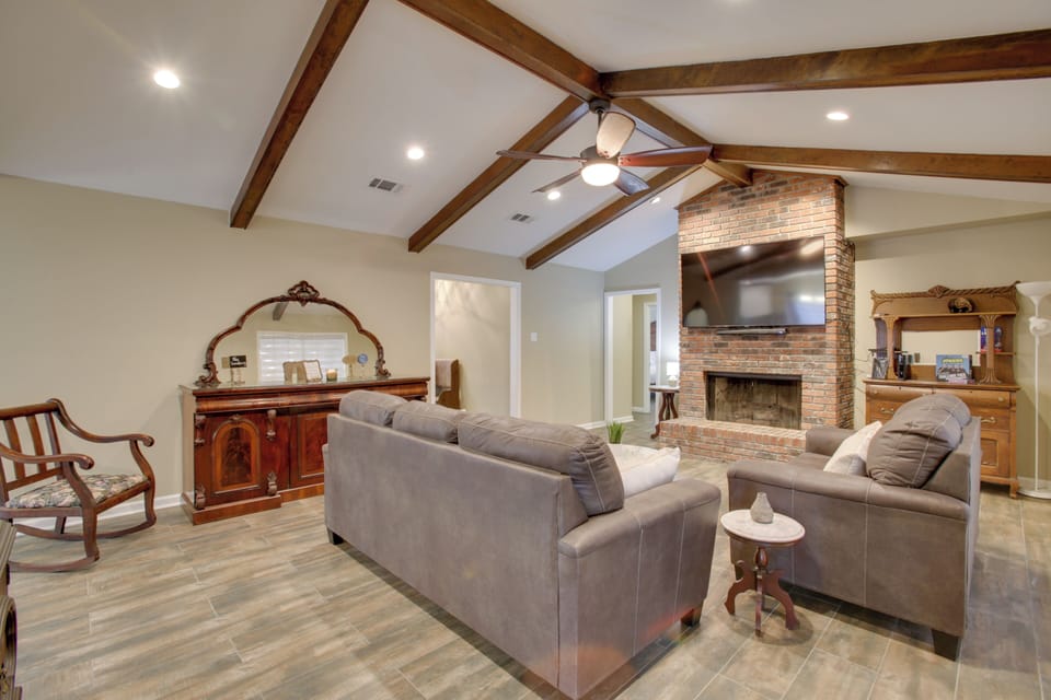 Baton Rouge Vacation Rental | 4BR | 2.5BA | 2,350 Sq Ft | 2 Steps Required