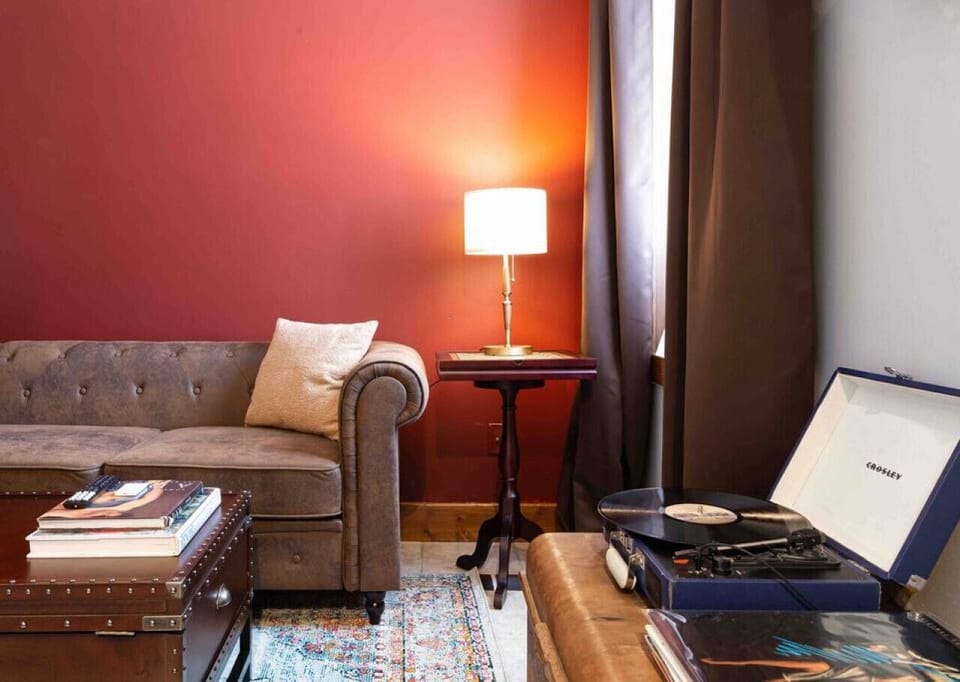 Modern Downtown New Haven Vacation Rental Near Yale – Enjoy a fully equipped kitchen, smart TV, LP record player, JBL speaker, dining for four, bright windows with blackout curtains, and A/C for a truly comfortable stay.