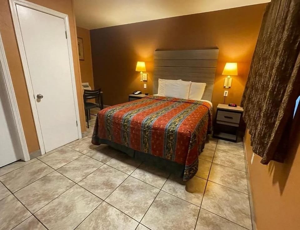 Queen Non Smoking at New Corral Motel   image 2