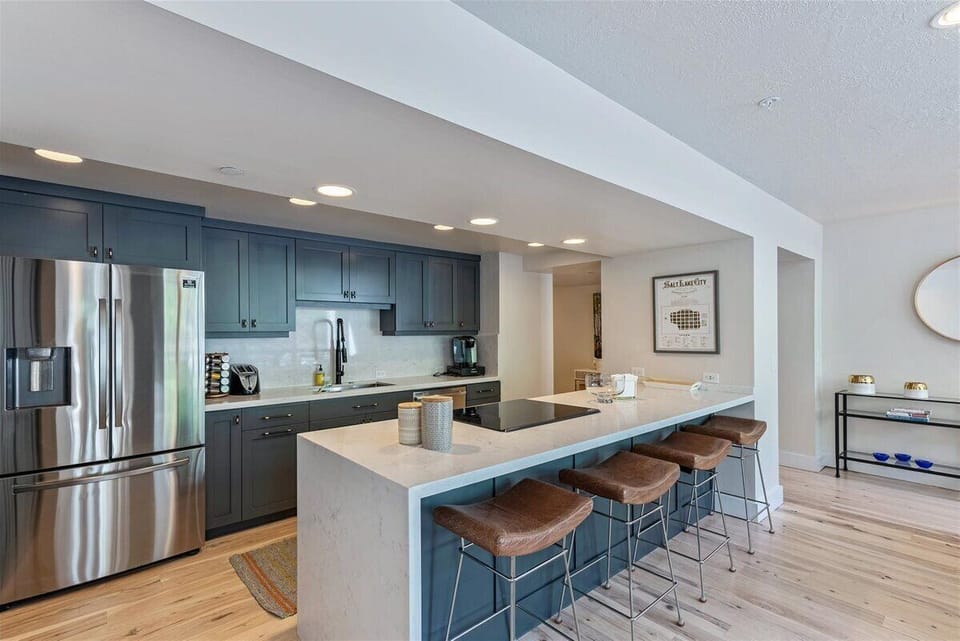 Kitchen, stainless steel appliances, quartz countertops, breakfast bar