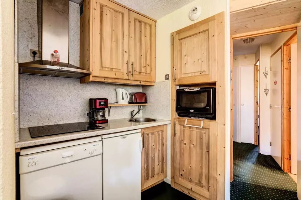 Fridge, microwave, dishwasher, coffee/tea maker