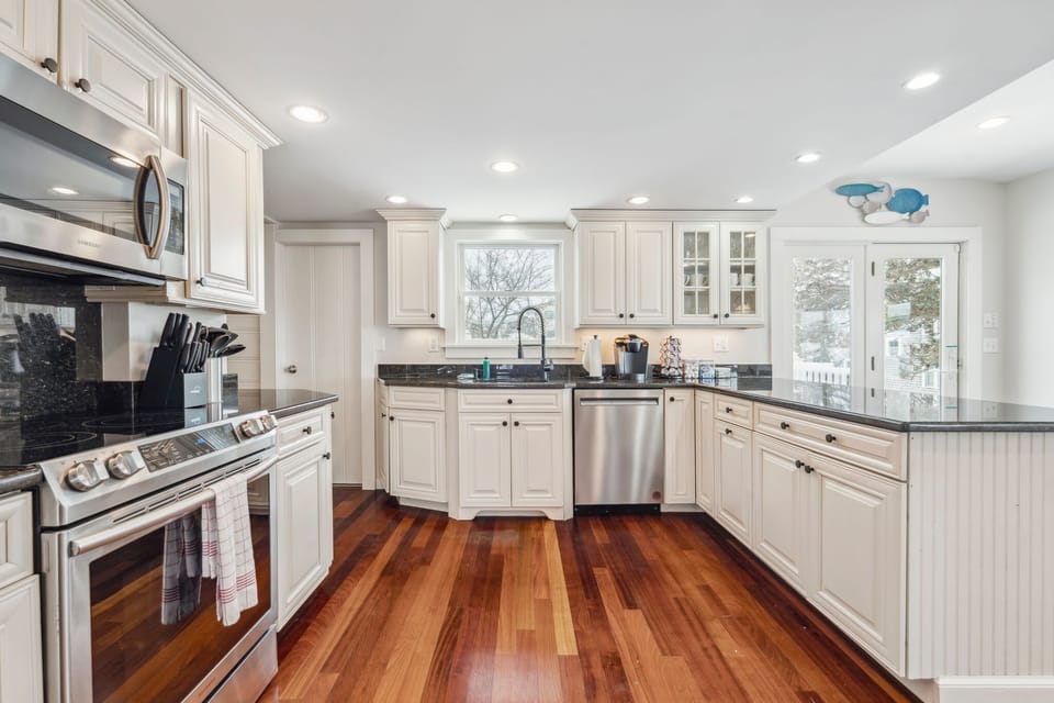 Newly renovated, fully equipped, kitchen with coffee provided!
