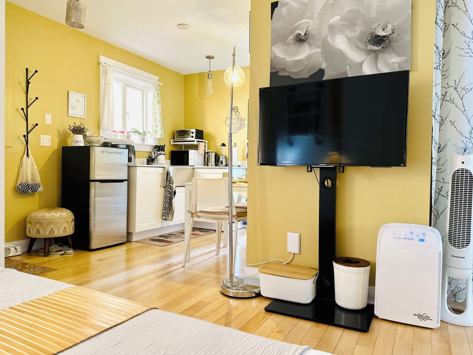 The kitchenette is for breakfast, coffee time, or light meals.