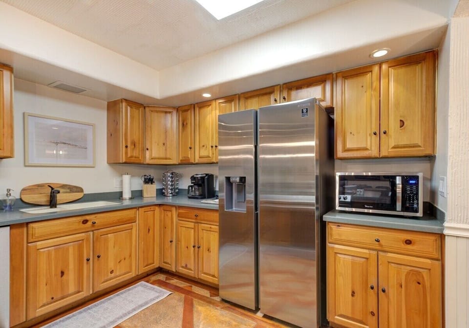 Cook with confidence in our thoughtfully designed and fully equipped kitchen, a haven where your culinary ambitions can flourish