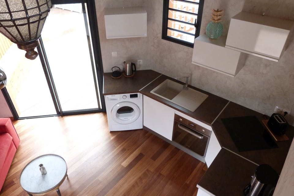 L'Orée du Maïdo - vue coin cuisine  en plongée avec accès terrasse