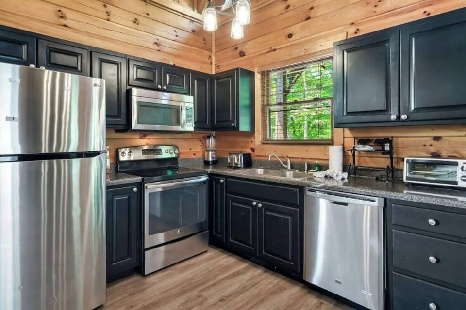 Smoky Morningstar's fully equipped kitchen