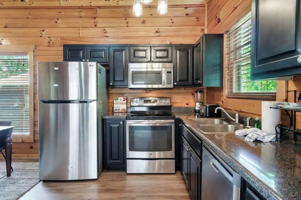 Smoky Morningstar's fully equipped kitchen