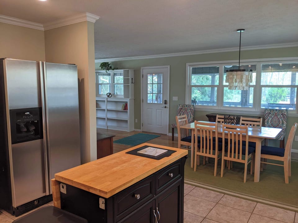Kitchen & dining area