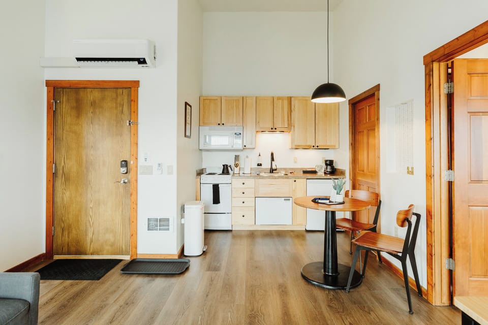 [Kitchen] Enjoy a relaxing breakfast at our bright and comfortable dining area that's next to our full kitchen.