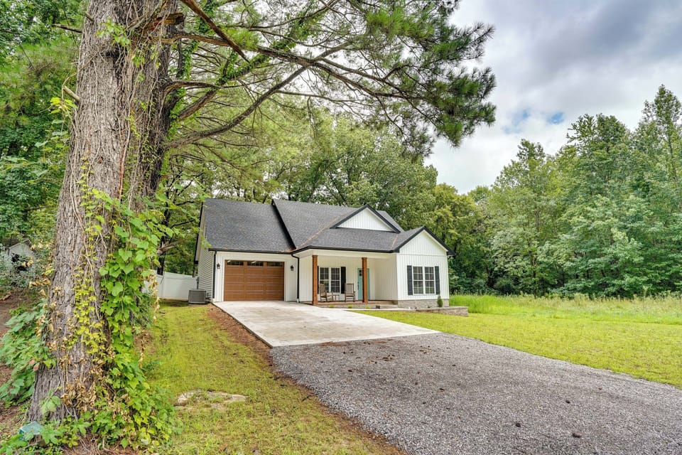 Hardin Vacation Rental | 3BR | 2BA | 2,135 Sq Ft | 2 Steps to Enter