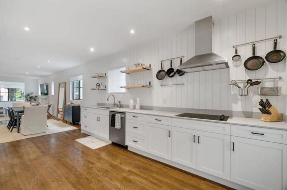 Full kitchen