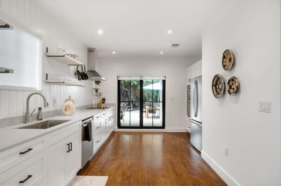 Full kitchen