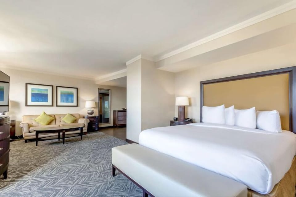 Unit with 1 King size bed. Exact unit will be assigned upon arrival. Views, colors and decor may vary.
