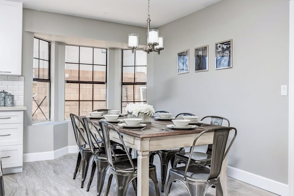 Ding area for 8 at table and 4 at kitchen island.