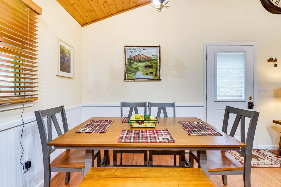 Dining Area | Dishware/Flatware Provided | Free WiFi
