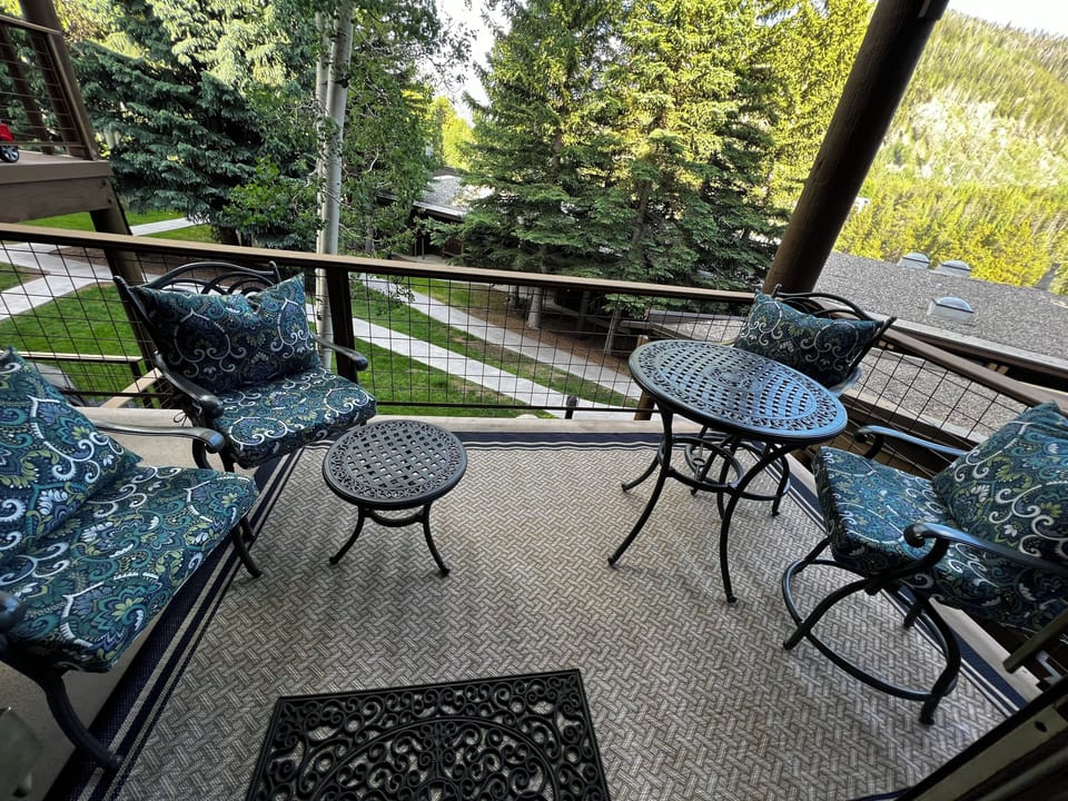 Sunny moments, mountain views and fresh air on the balcony.
