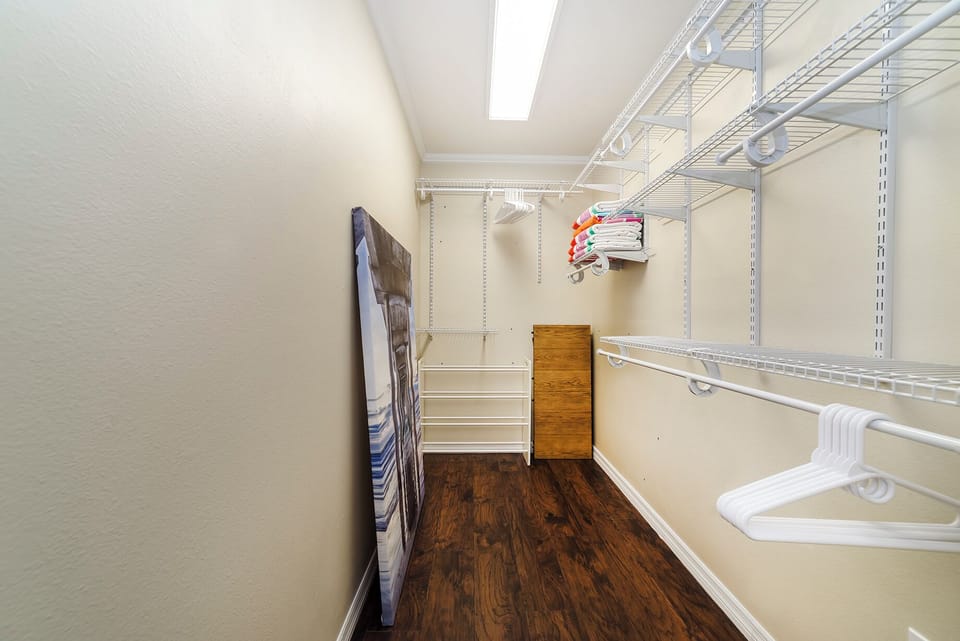 Walk-in Closet 