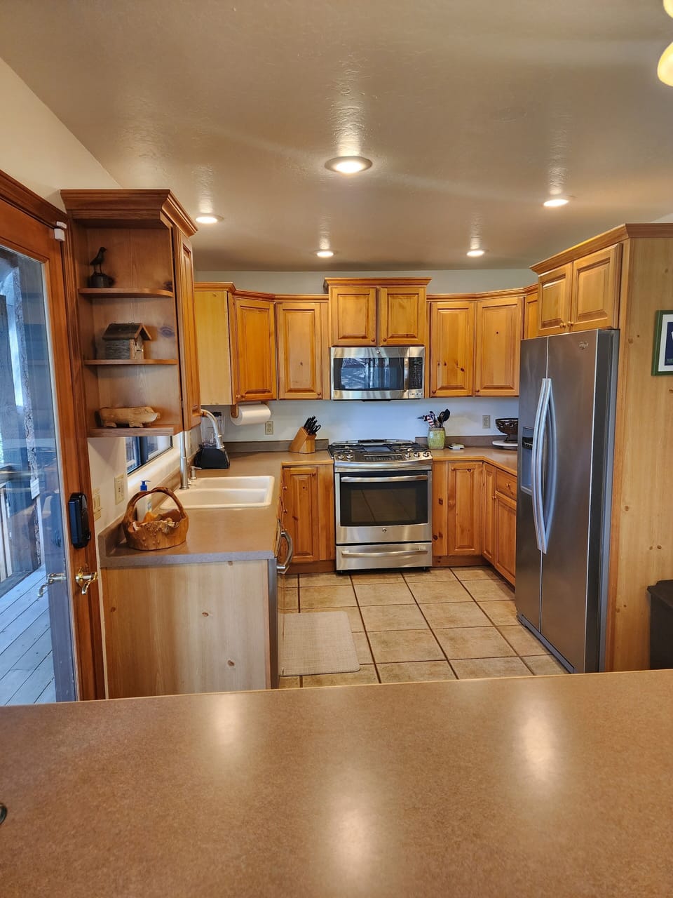 Upgraded spacious kitchen/ stainless newer appliances