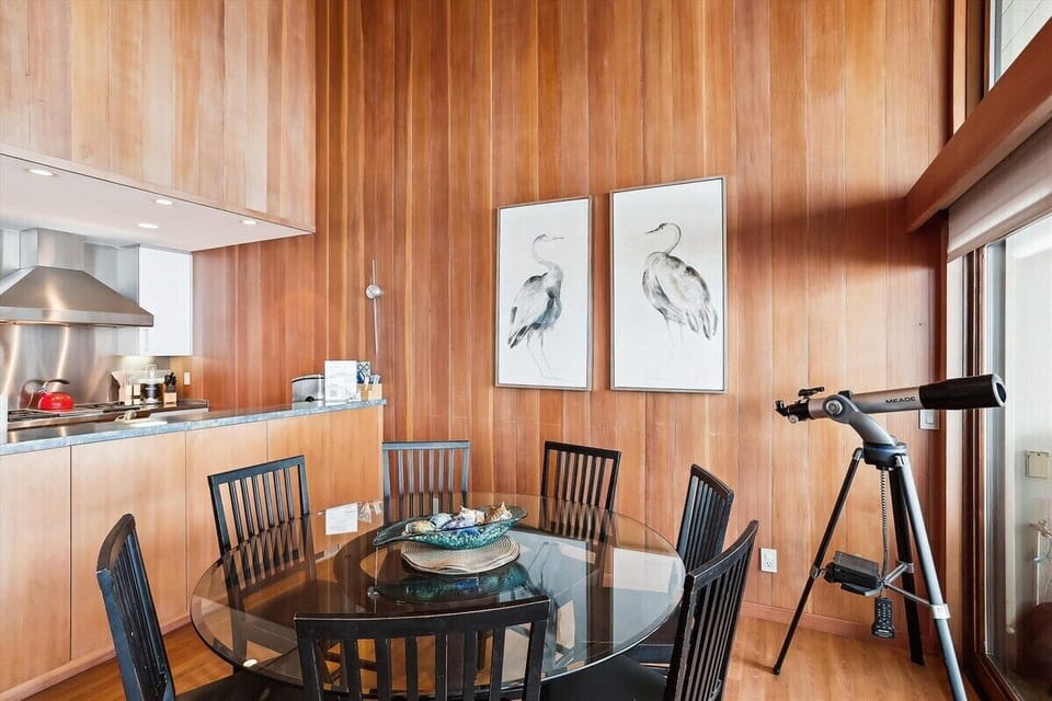main level dinning area