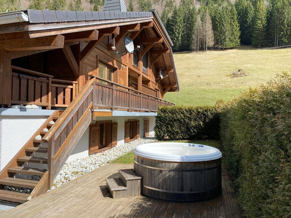 Outdoor spa tub