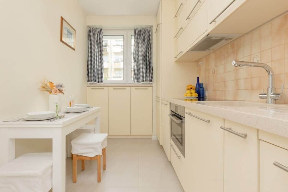 Fully equipped kitchen.