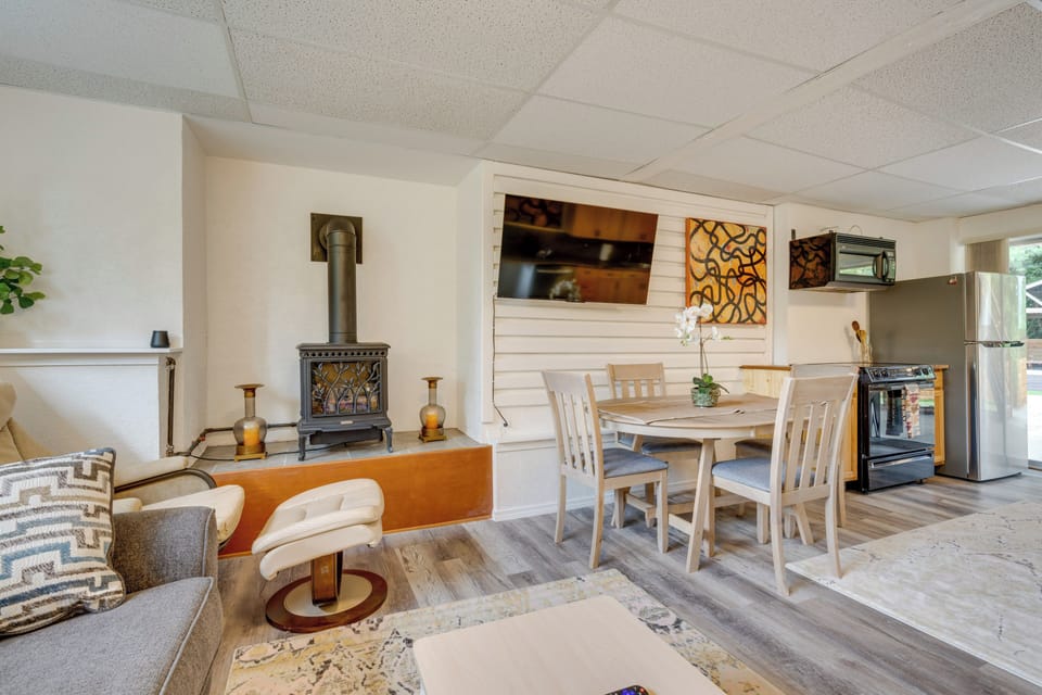 Living Room | Free WiFi | Smart TV | Electric Fireplace | Queen Sleeper Sofa