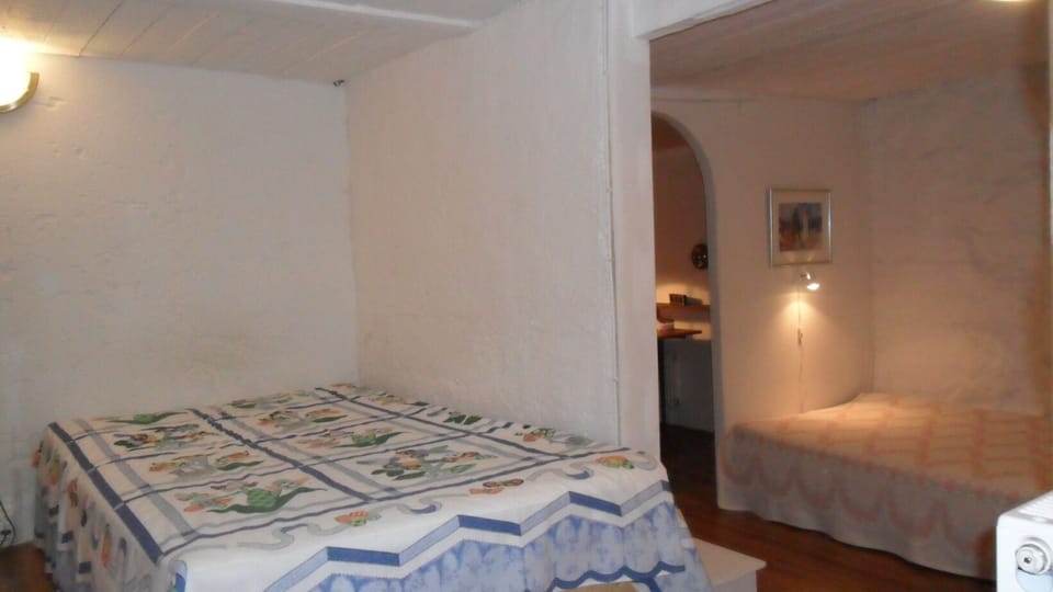 Sleeping area with two beds 120x200cm