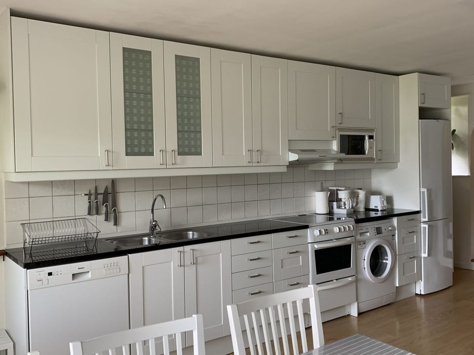 Fully equipped kitchen with dishwasher and washing mashine