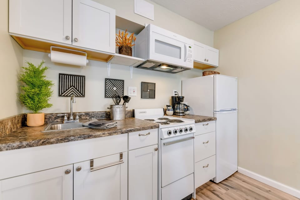 Kitchen | Cooking Basics | Coffee Maker | Paper Towels/Trash Bags Provided