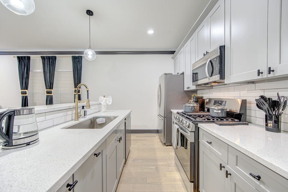 Full size kitchen area
