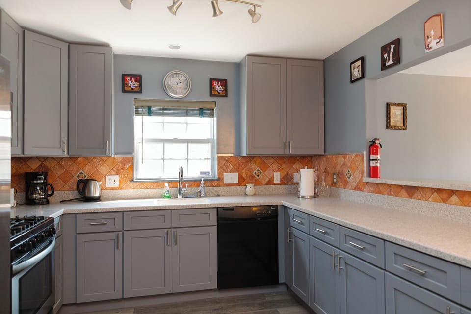 chef's kitchen fully equipped 